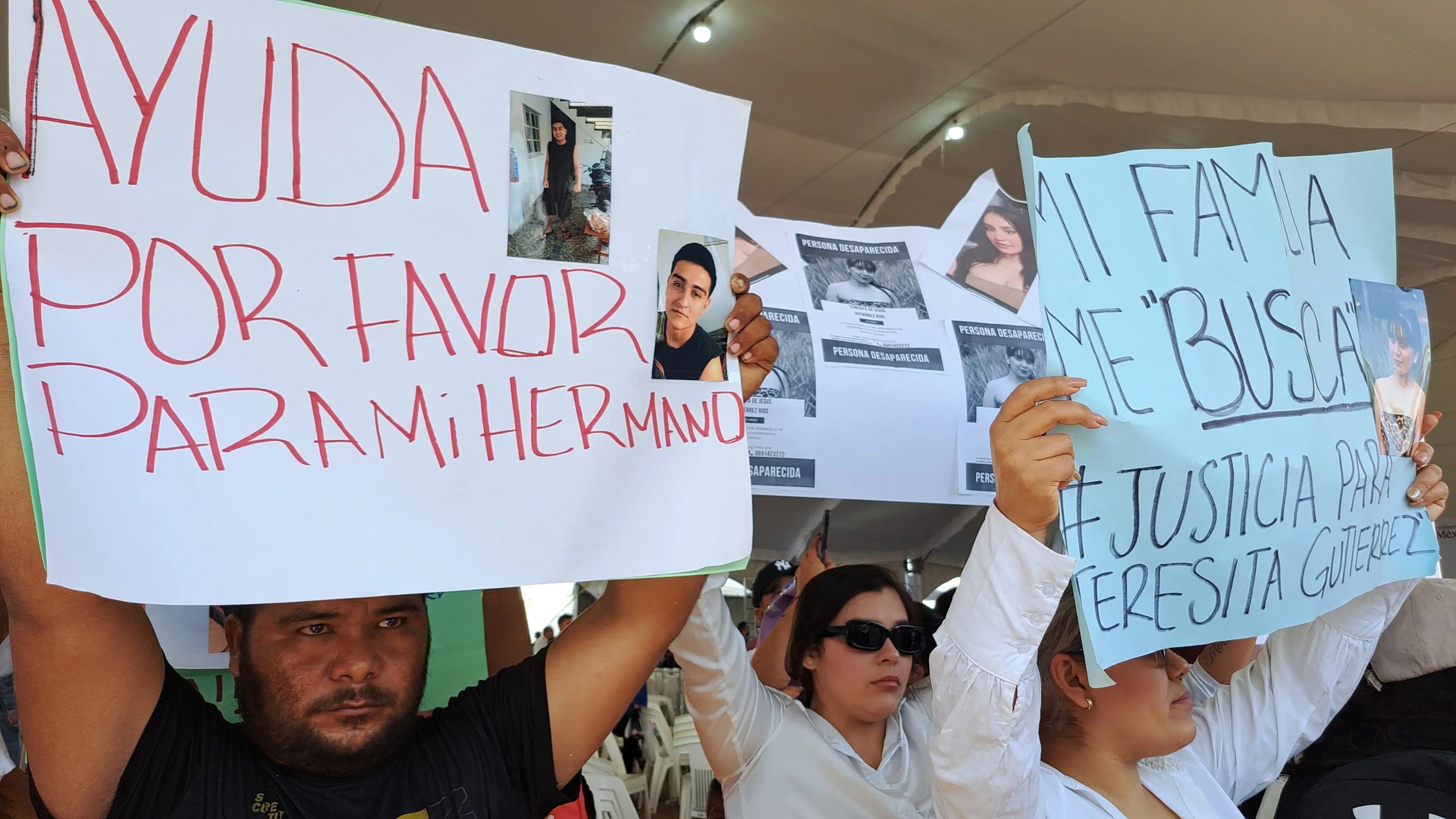 Familiares de personas desaparecidas alzan la voz durante la visita de Sheinbaum en Mazatlán.