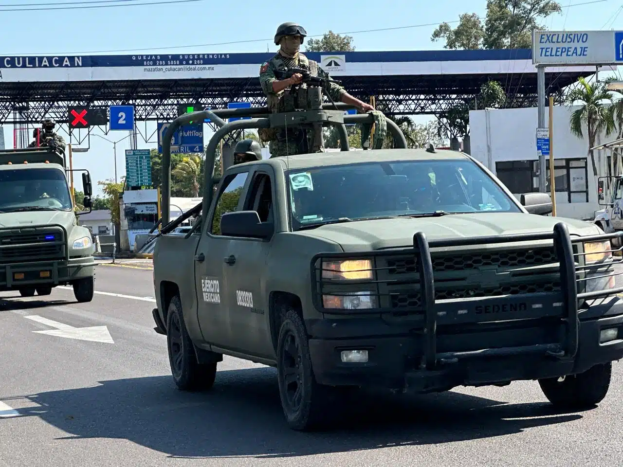 Detienen al menos a siete sujetos y aseguran importante arsenal y equipo táctico en Sinaloa