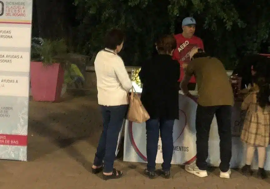 Voluntatios se suman a la campaña Recolectando Sonrisas para recolectar fondos y alimentos hacia las familias necesitadas