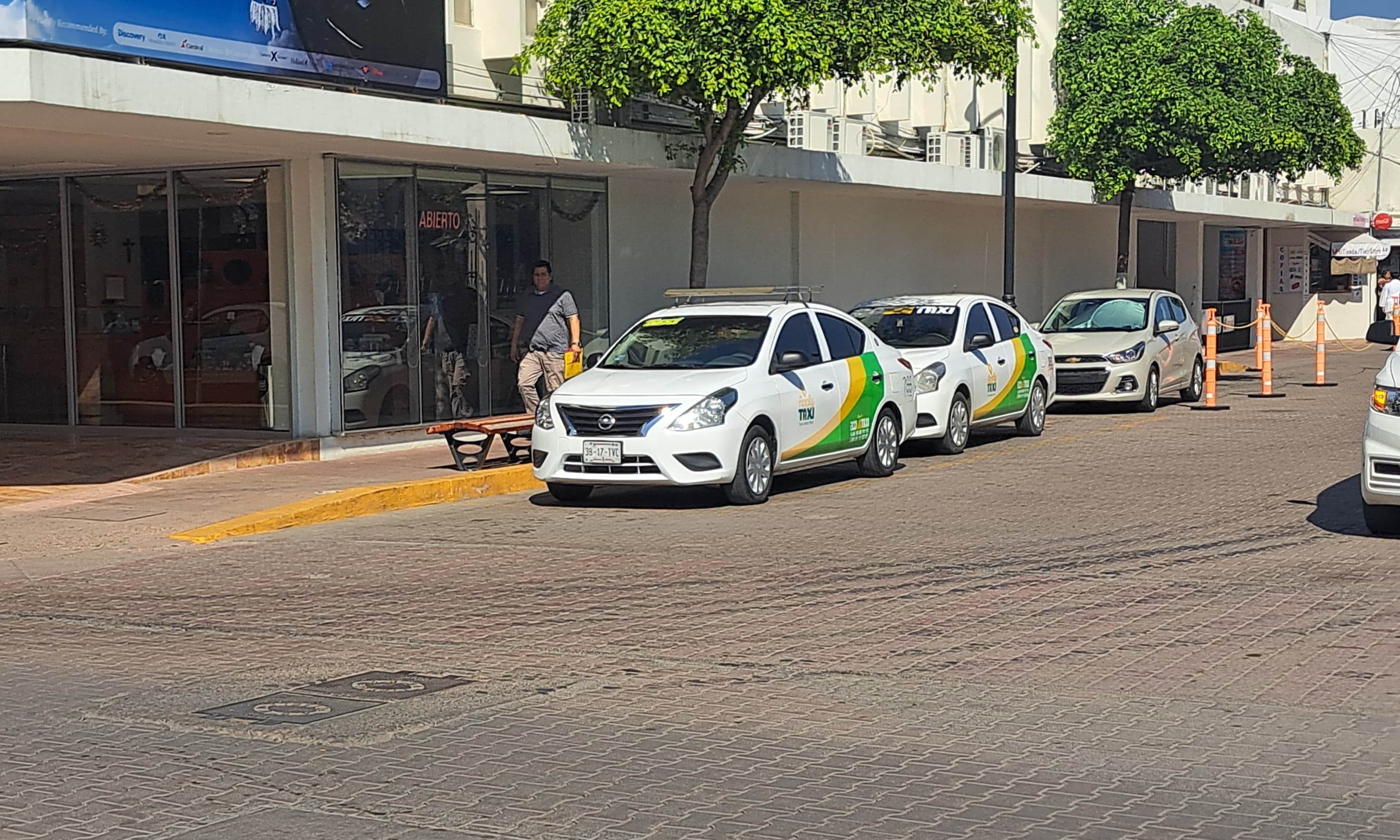 Eco Taxis Verdes estacionado en una calle de Mazatlán