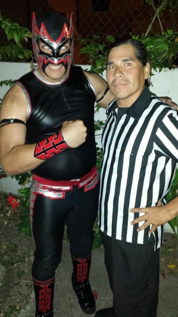 "El Shaggy" junto a un reconocido luchador.