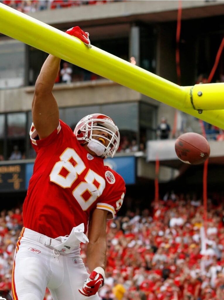 El californiano Tony González fue superado por Travis Kelce este 2024 en el número de recepciones para Touchdowns