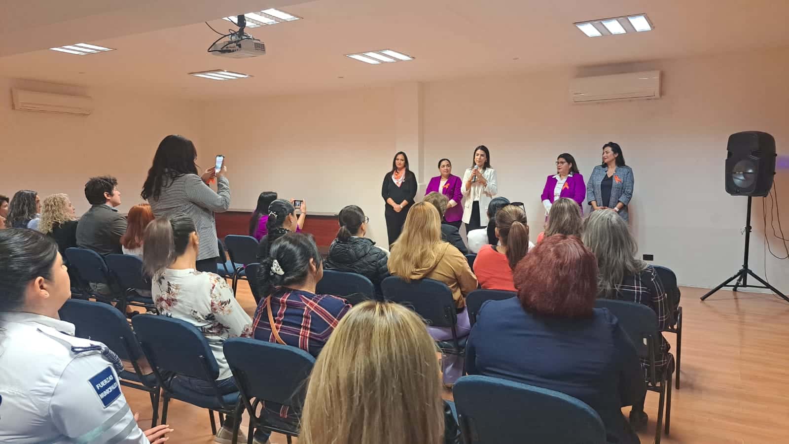 Taller de capacitación por parte de mujeres empresarias de Ahome y Semujeres.