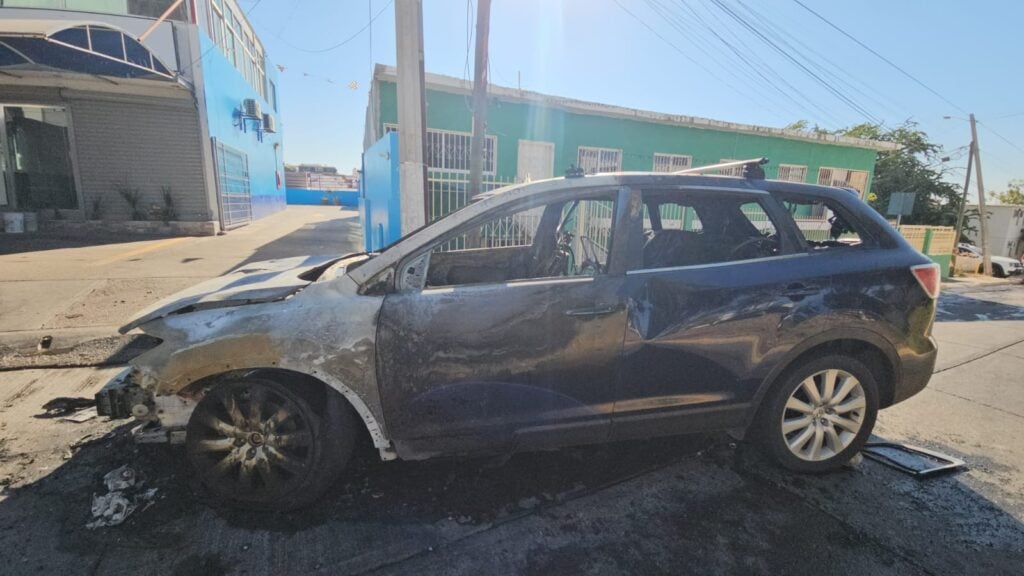 En pérdida total queda camioneta al incendiarse en Cañadas, Culiacán