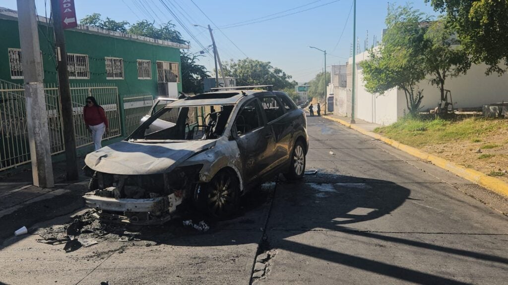 En pérdida total queda camioneta al incendiarse en Cañadas, Culiacán