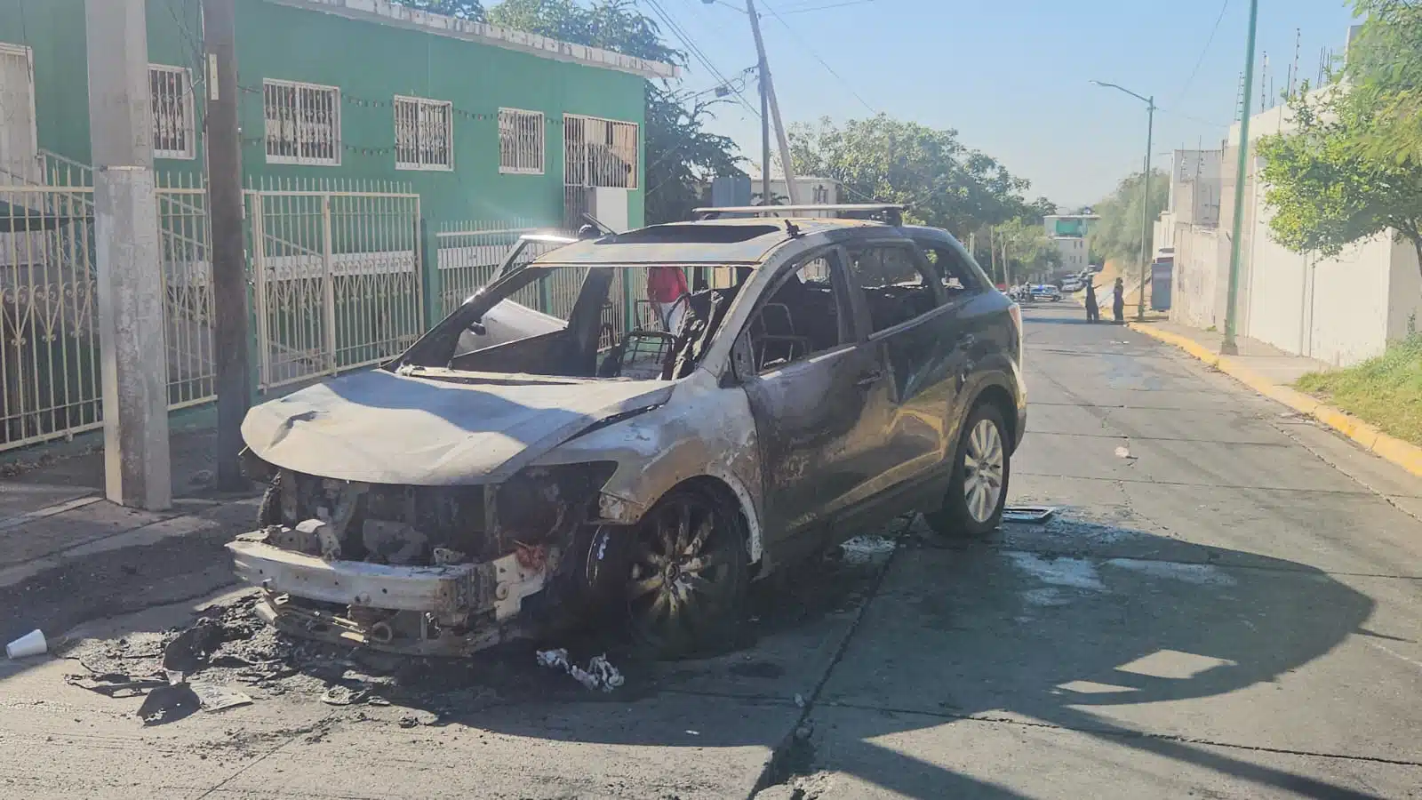 En pérdida total queda camioneta al incendiarse en Cañadas, Culiacán