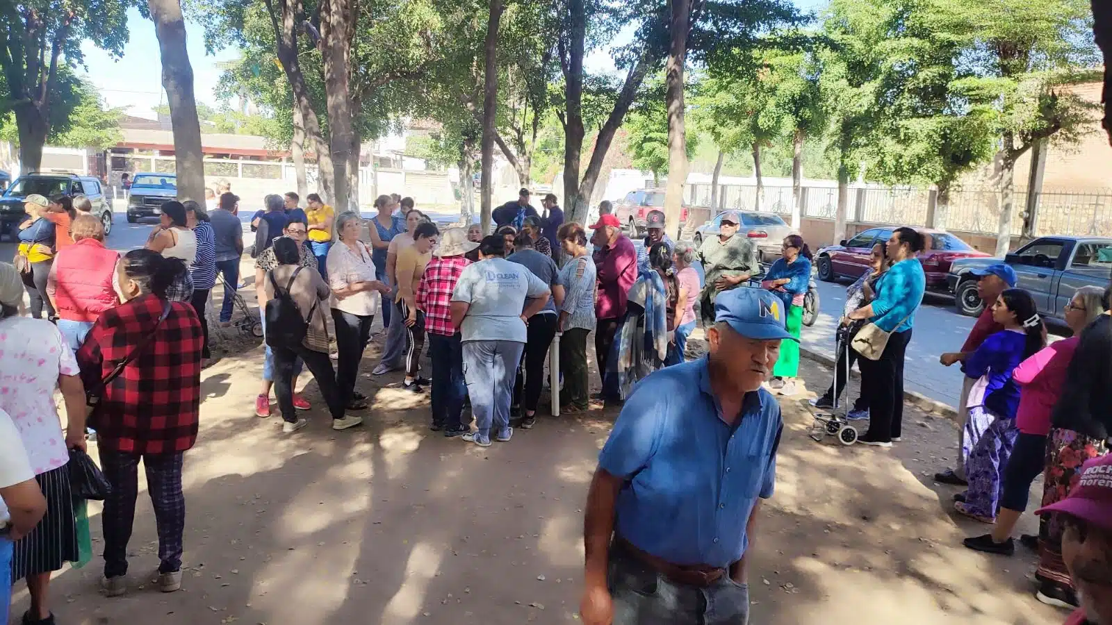 Habitantes de las comunidades de Mochicahui y Vialacahui reciben despensas y apoyos alimentarios