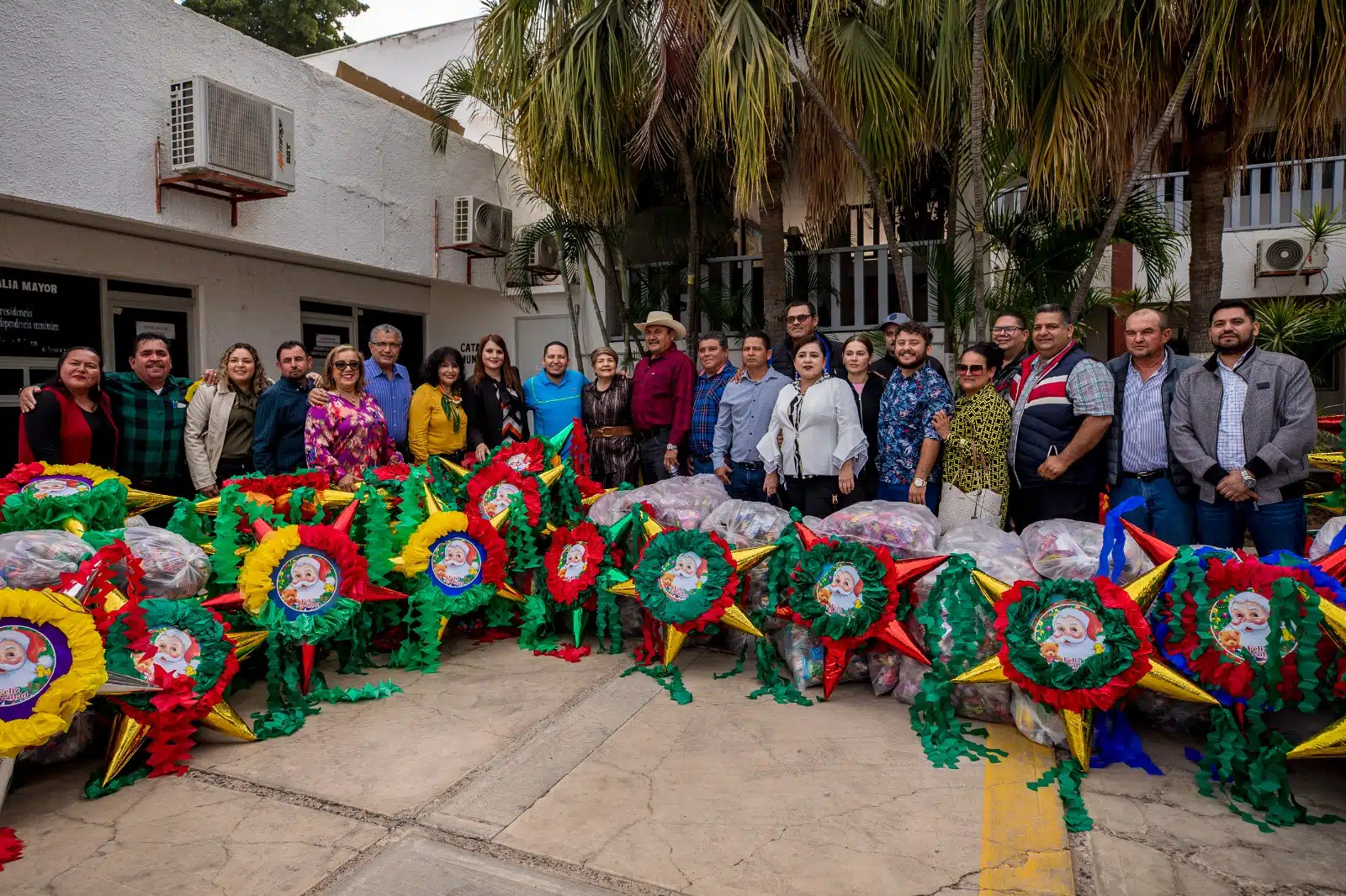 Entrega de piñatas y dulces a comunidades de Guasave