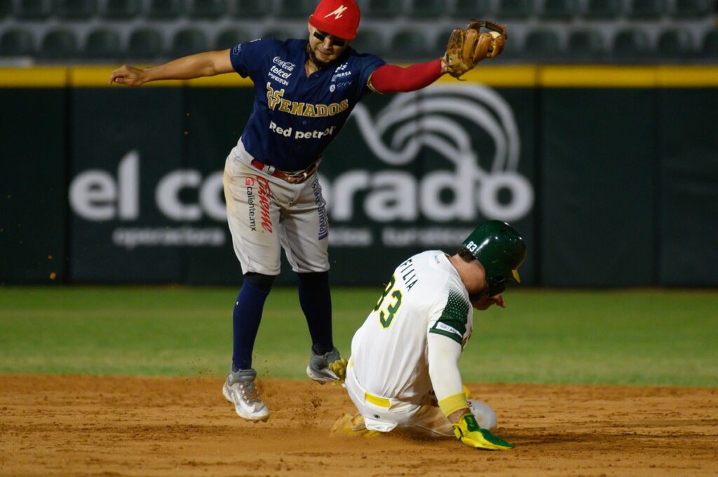 Eric Filia en intento de robo en la segunda base