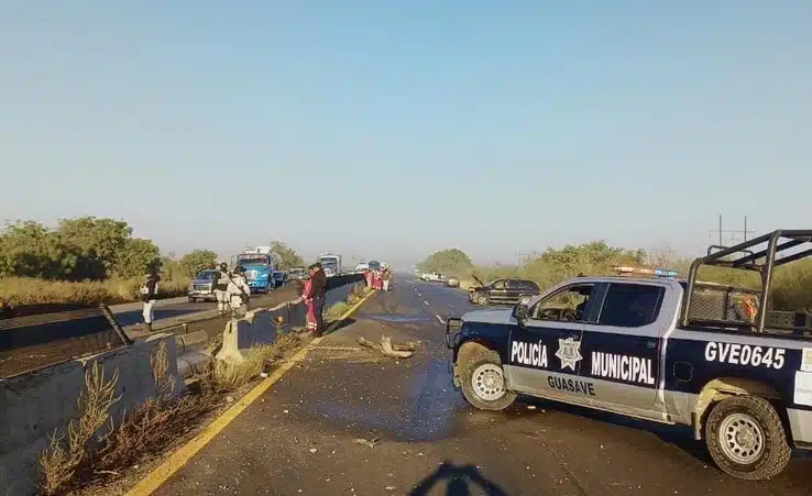 Abandonan camioneta tras choque en la México 15 y provocan aparatosa carambola en Guasave