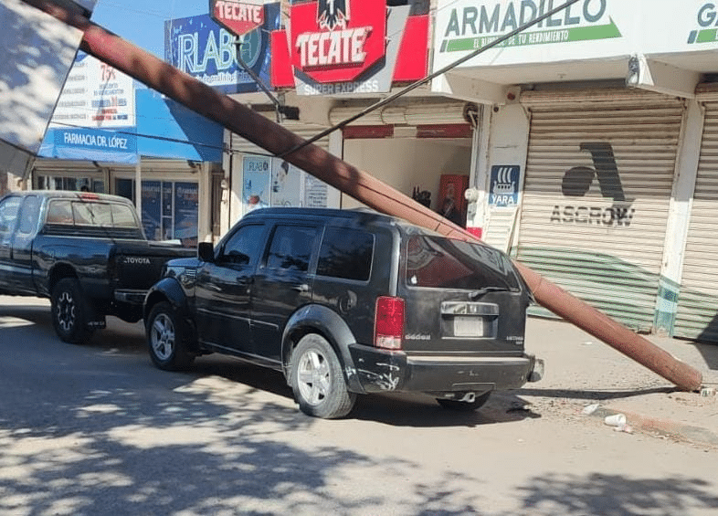 Un poste de madera cae sobre un vehículo en Ruíz Cortínez