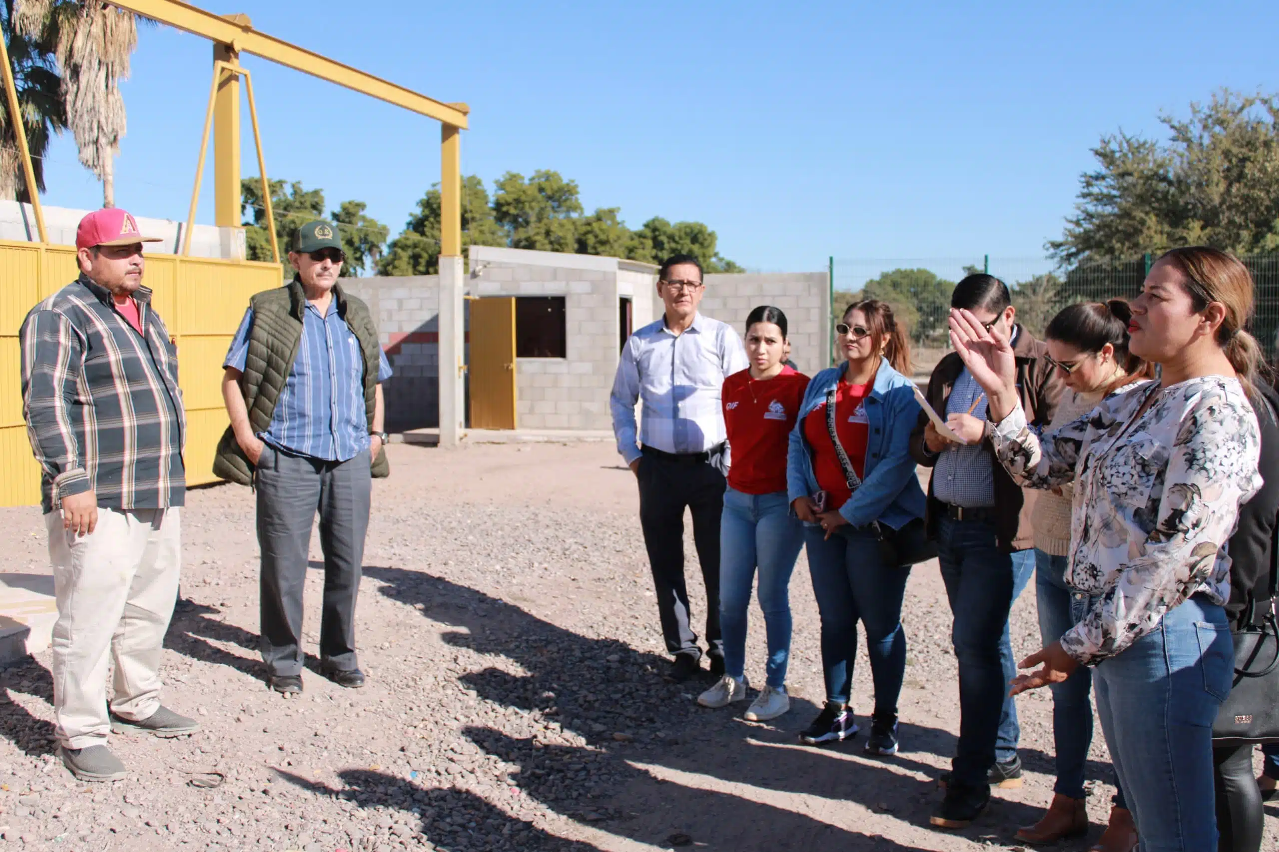 La alcaldesa Evangelina Llanes Carreón visita a las cuarterías de trabajadores agrícolas migrantes e indígenas