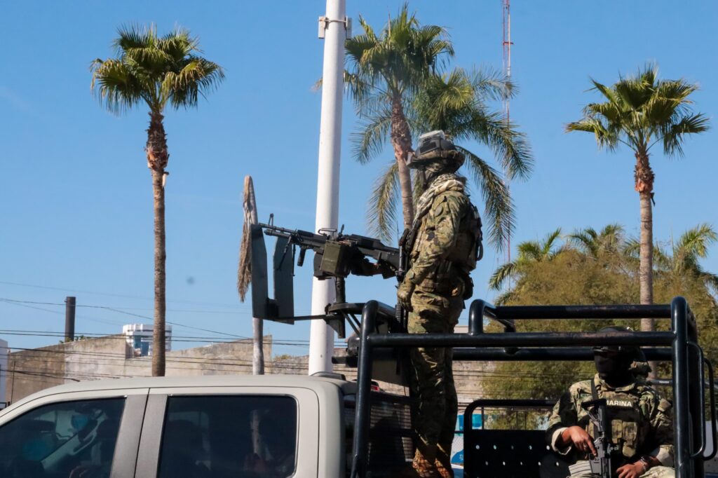 Fuerzas Federales afueras de las instalaciones de Palacio Municipal de Ahome durante la reunión donde estuvo el Secretario de Seguridad Pública del Estado.