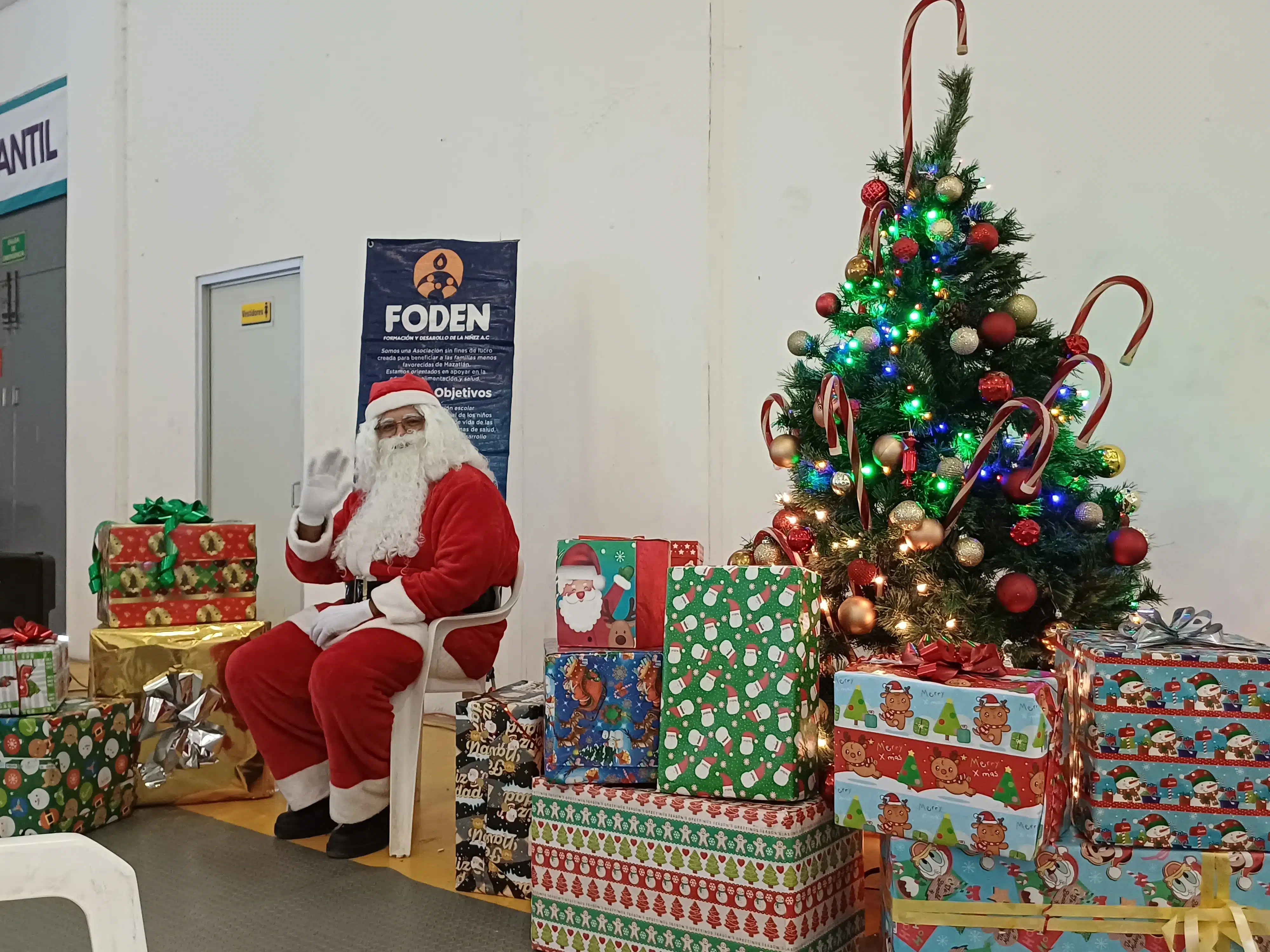 Gala Navideña de Fundación Foden en Mazatlán consiente a niños con mucha alegría y regalos