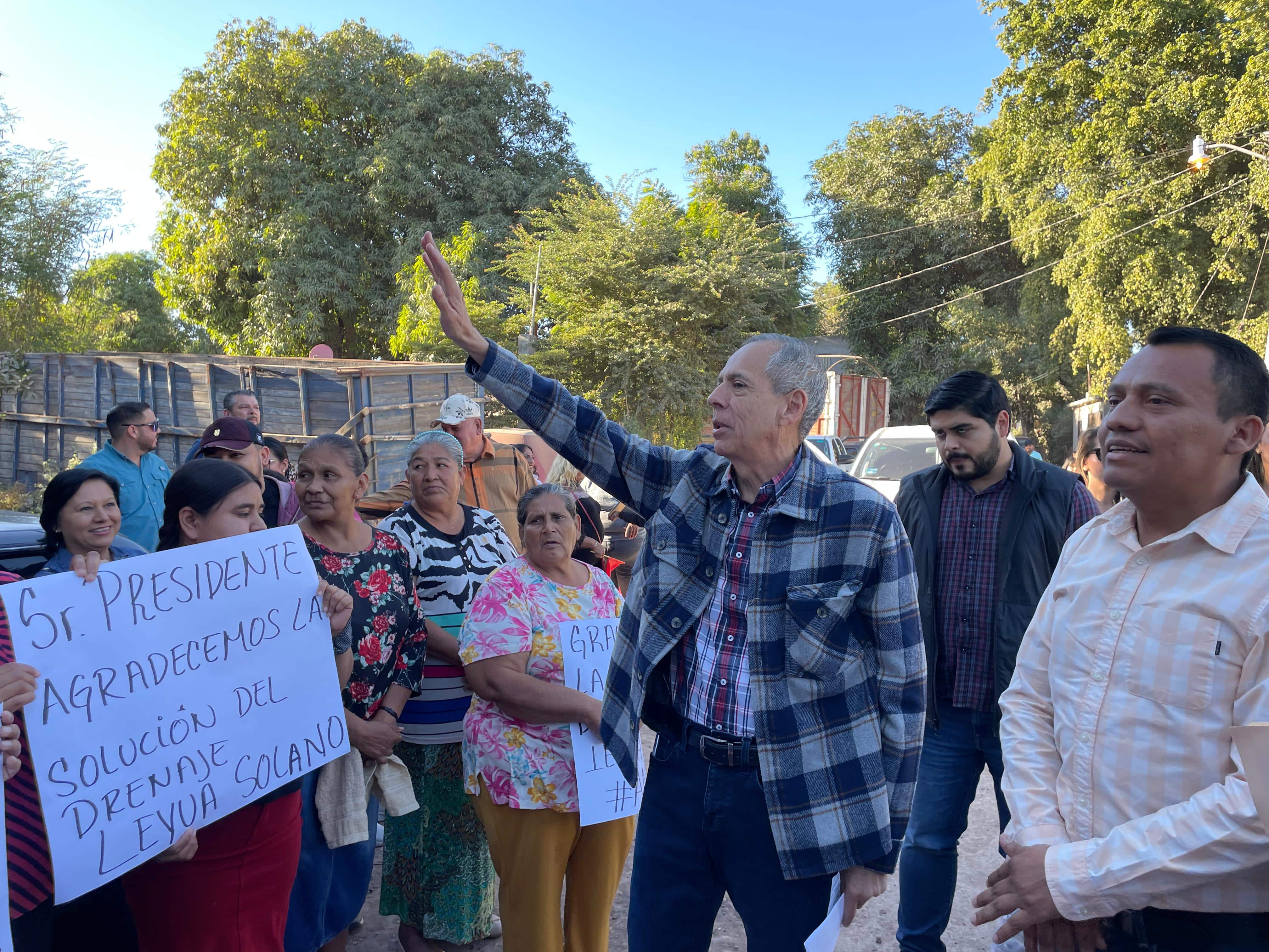 Alcalde Gerardo Vargas Landeros saludando a los asistentes a la entrega de obra de drenaje sanitario en Gabriel Leyva, Ahome