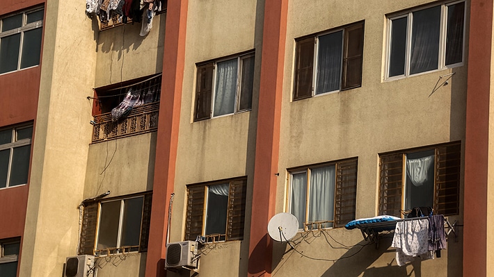 Gobierno talibán prohíbe ventanas que miren hacia casas de mujeres en Afganistán