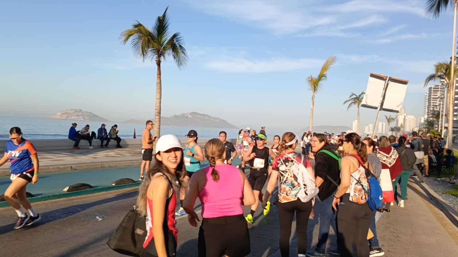 Turistas y locales disfrutando del Gran Maratón Pacífico Mazatlán.