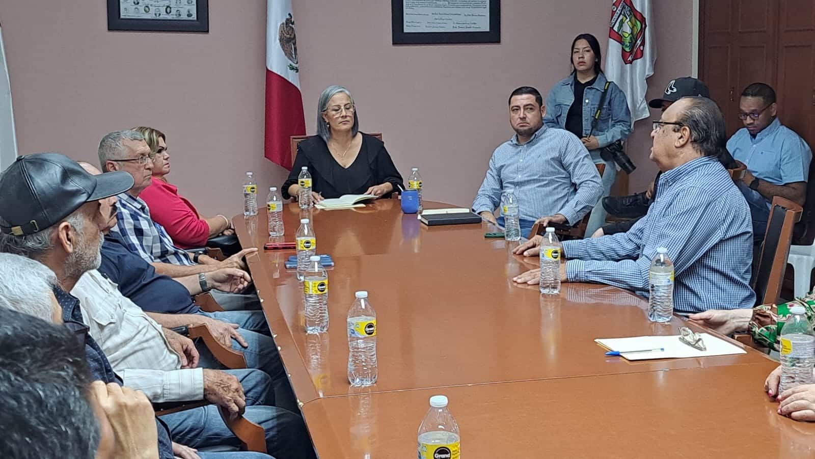 Guadalupe López en reunión