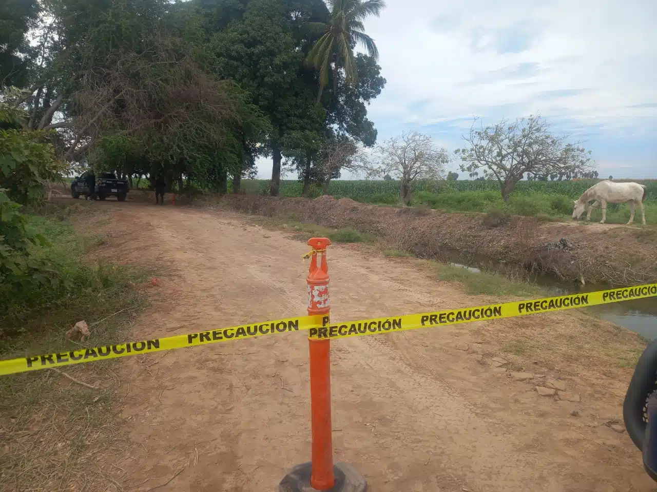 Encuentran a un hombre sin vida en un canal