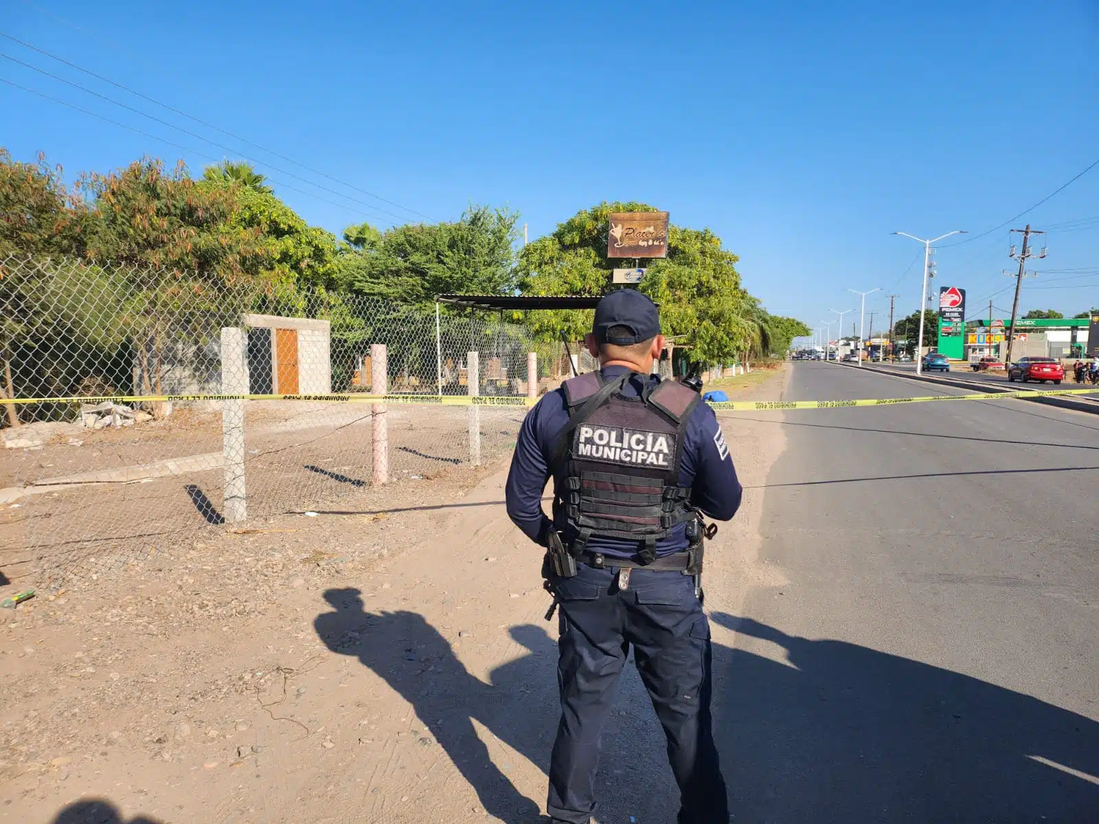 La Policía Municipal resguardó el sitio donde se reportó el hallazgo de un hombre asesinado 