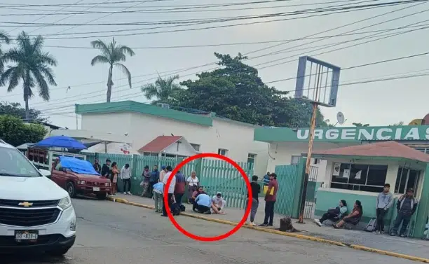 Mujer da a luz en una banqueta frente al Hospital General de Tuxtepec, Oaxaca