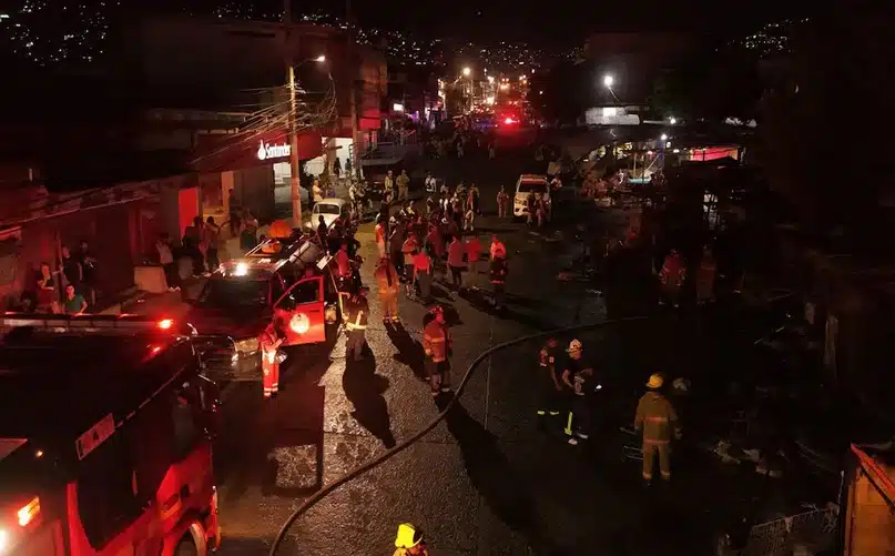 VIDEO: Incendio afecta al menos 30 puestos en el Mercado Central de Acapulco