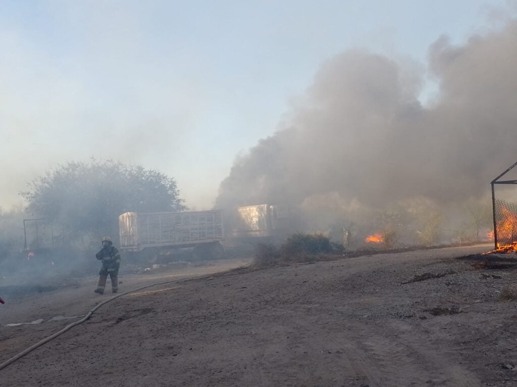 Humo denso durante el incendio registrado.