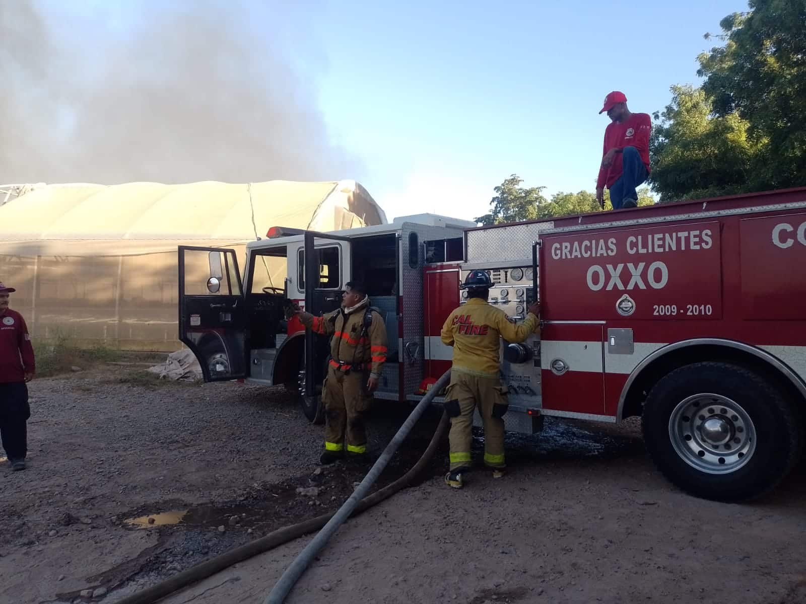 Bomberos en el lugar del incendio.