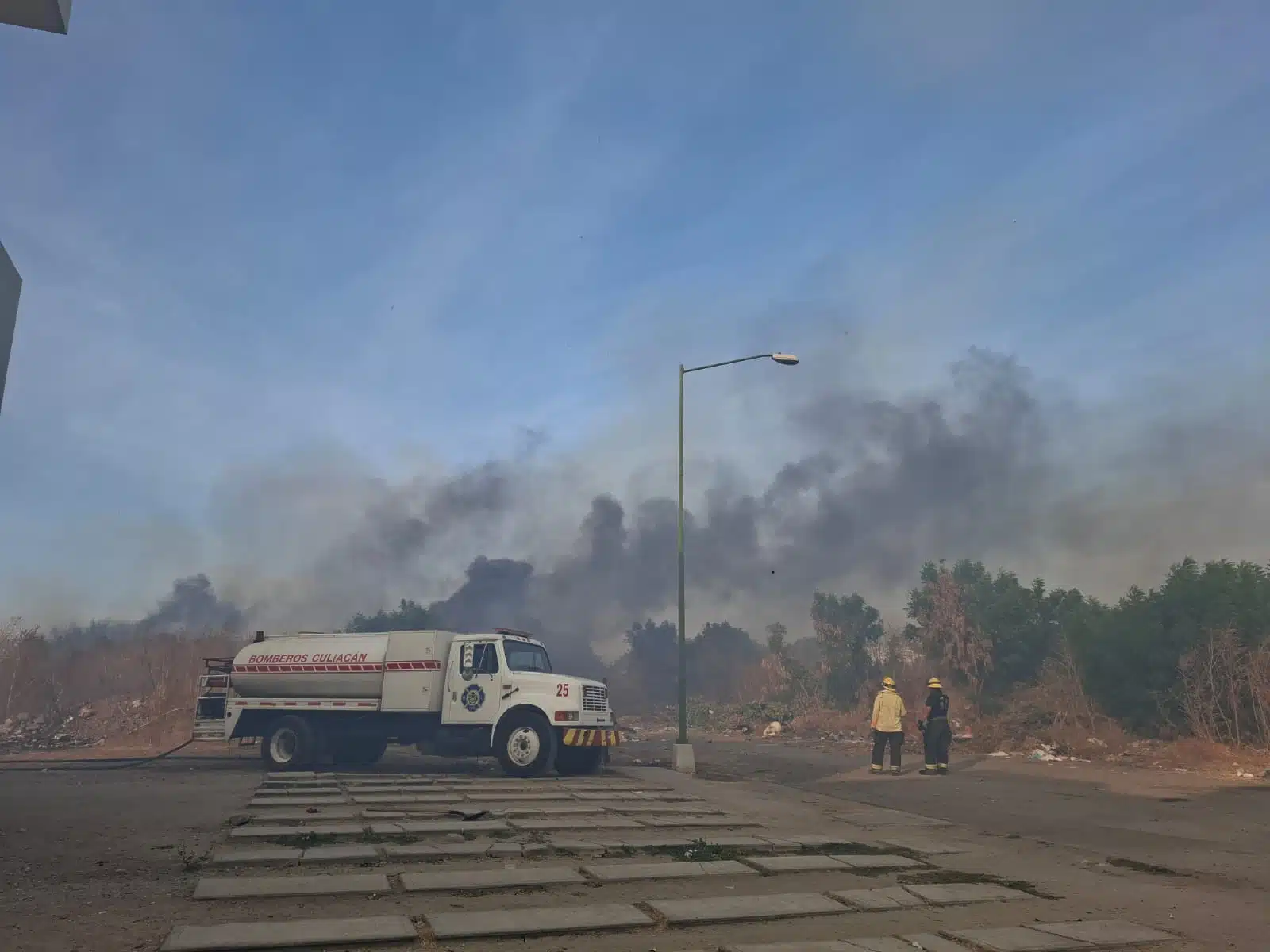 Bomberos Veteranos de Culiacán presentes en el incendio de maleza registrado en Las Mañanitas.