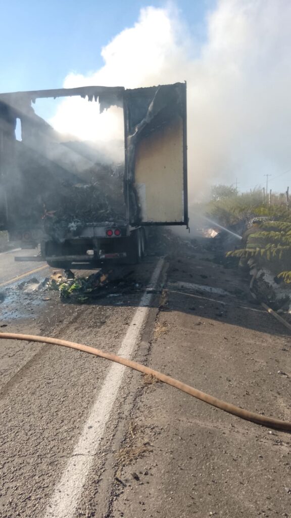 Tráiler cagado de plátano con daños por incendio.