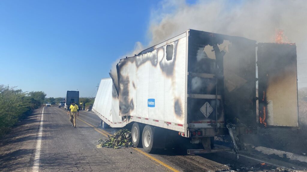 Tráiler cagado de plátano con daños por incendio.