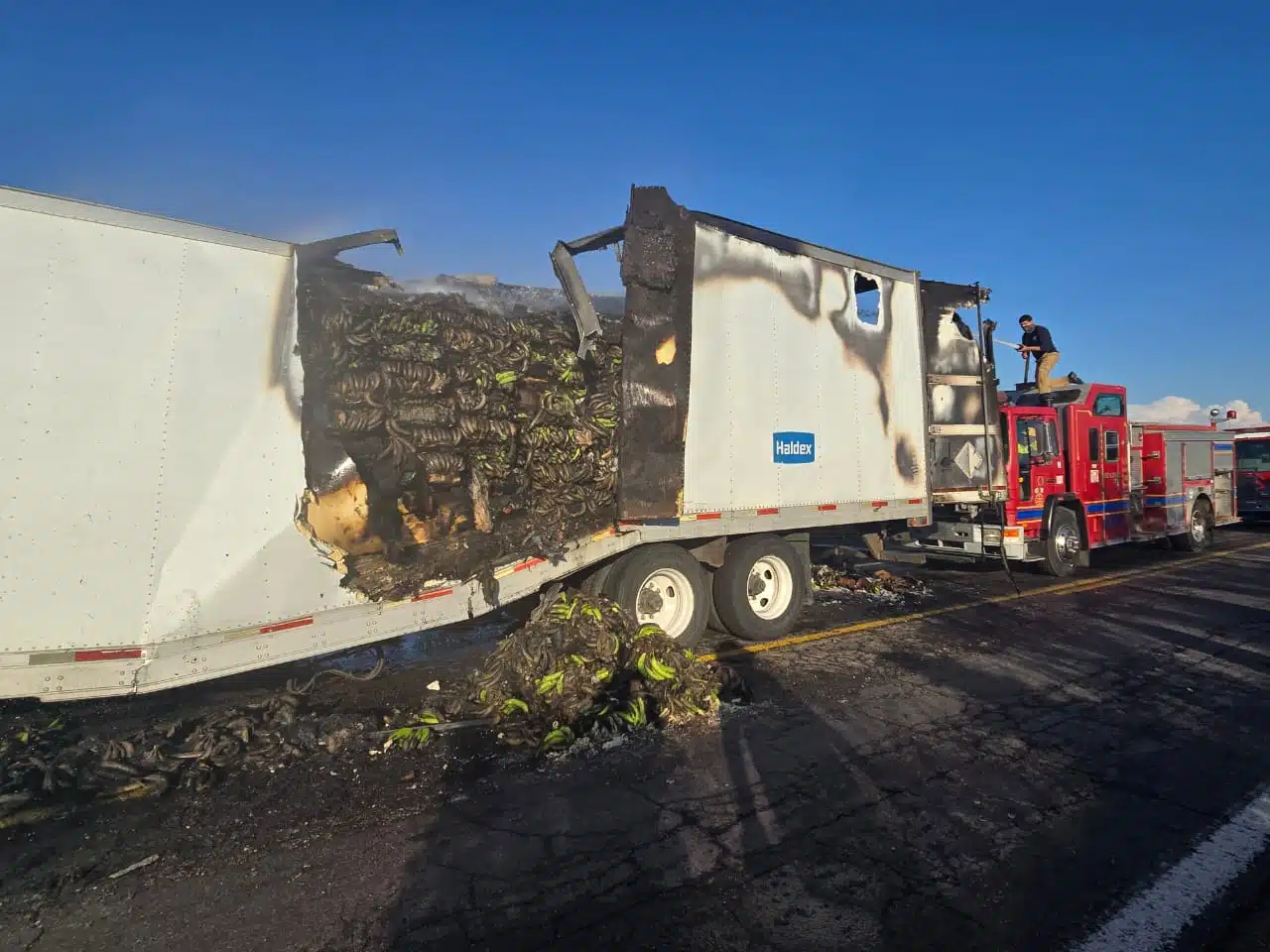 Tráiler cagado de plátano con daños por incendio.