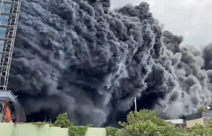 VIDEO: Incendio de grandes magnitudes consume edificio en Taiwán y deja 9 personas sin vida