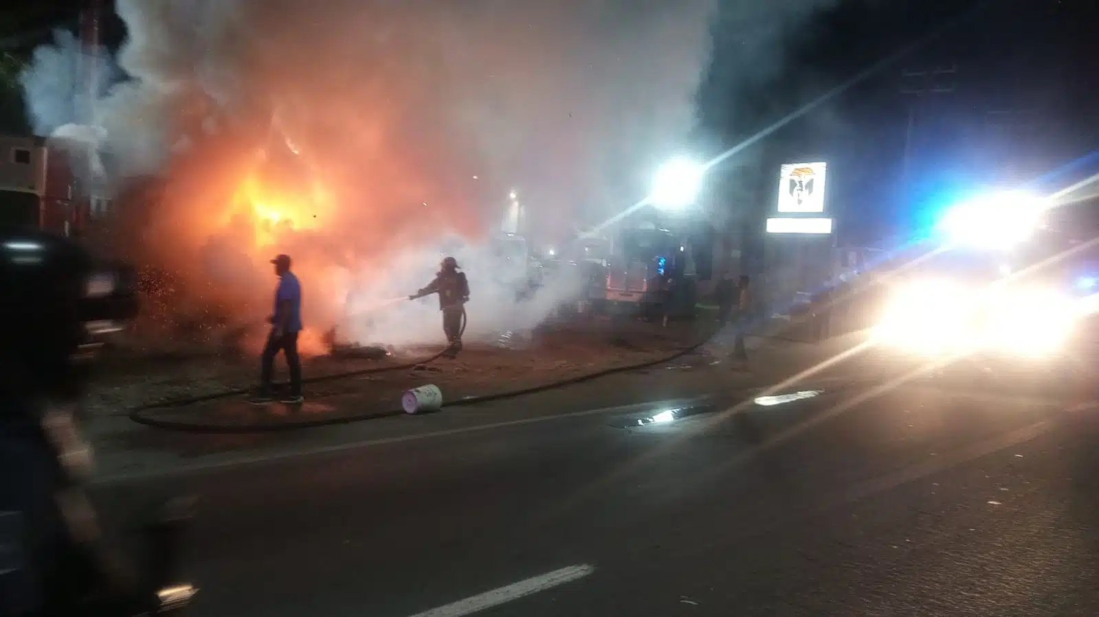 Los bomberos controlaron y extinguieron el fuego en un camión góndola por la carretera México 15