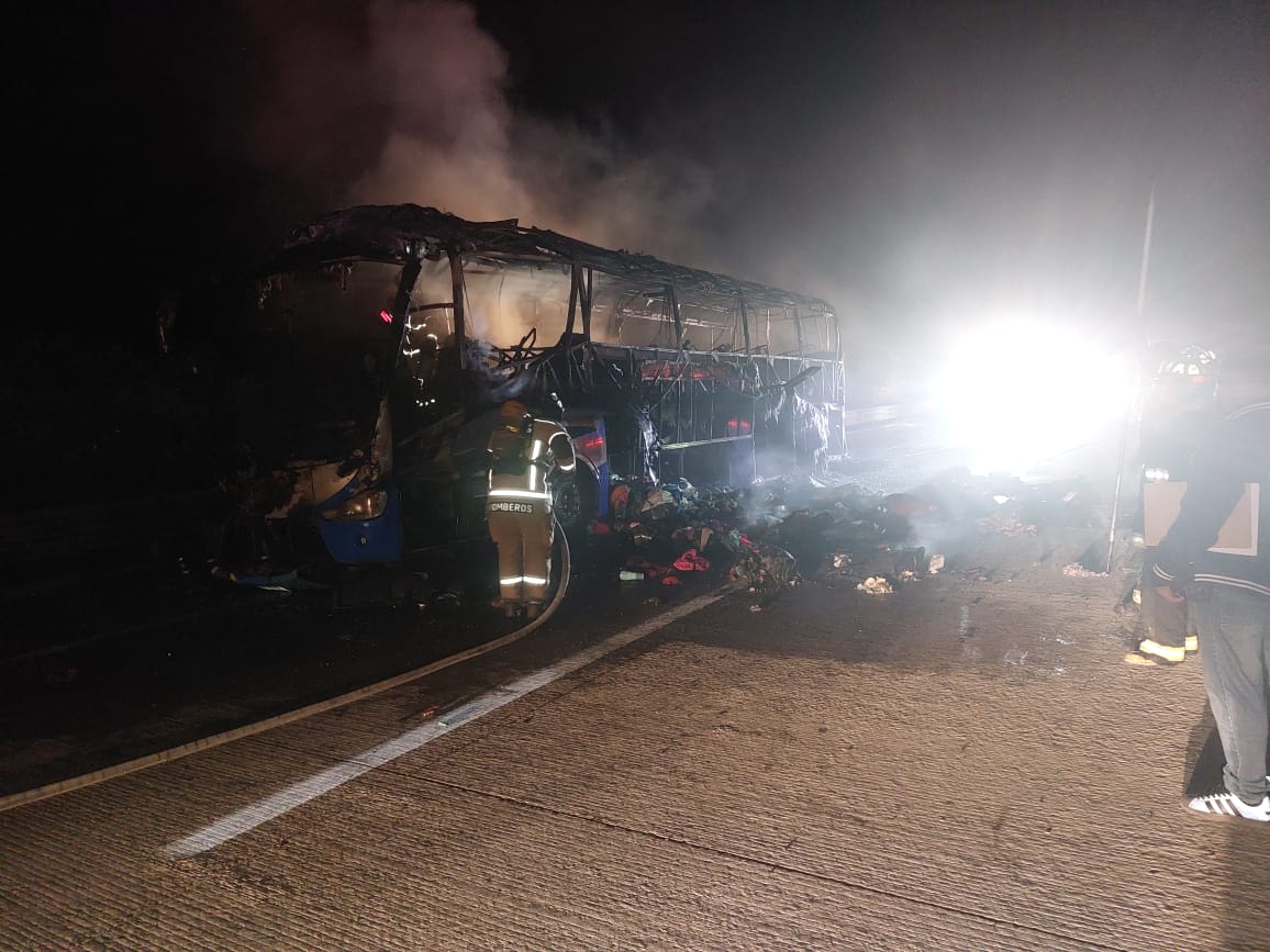 Bomberos controlaron el incendio y luego remataron las brasas