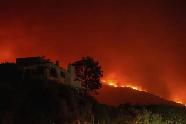 Incendio forestal afecta 890 hectáreas en Malibú; hay más de 10 mil evacuados