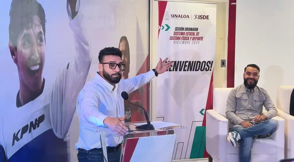 Julio Cascajares presentando el informe 2024 del Instituto Sinaloense del Deporte.