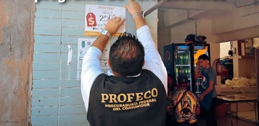 Inspector de Profeco en negocio