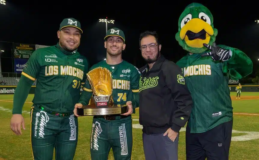 En la quinta entrada, Isaac Rodríguez recibió su Guante de Oro como el mejor segunda base de la edición 2023-2024