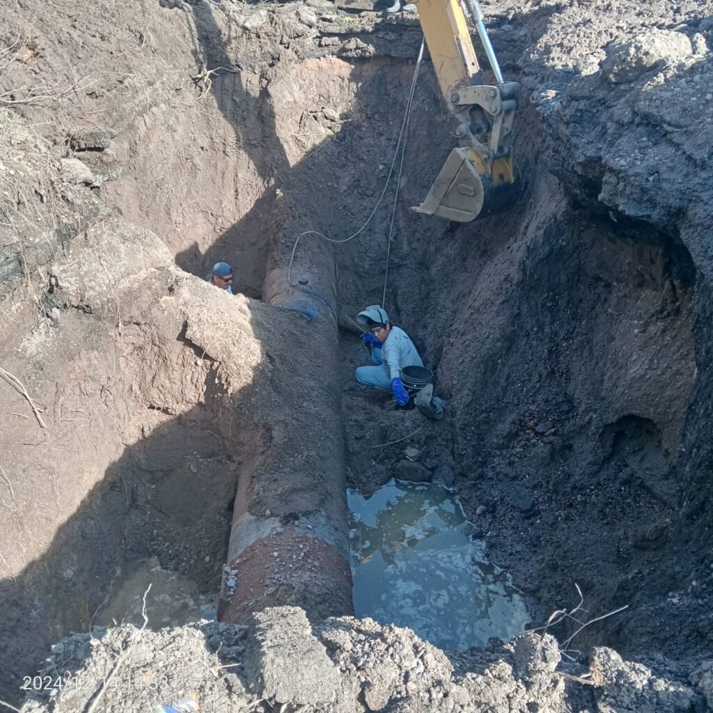 Personal de Jumapam trabajando en la reparación de la avería.