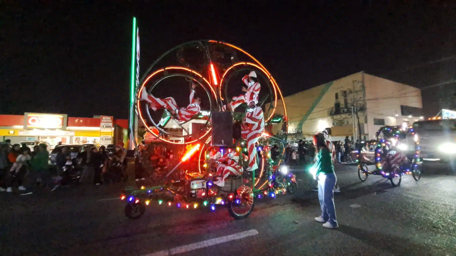 Edición 14 del desfile navideño Jesús es la Onda en Los Mochis.