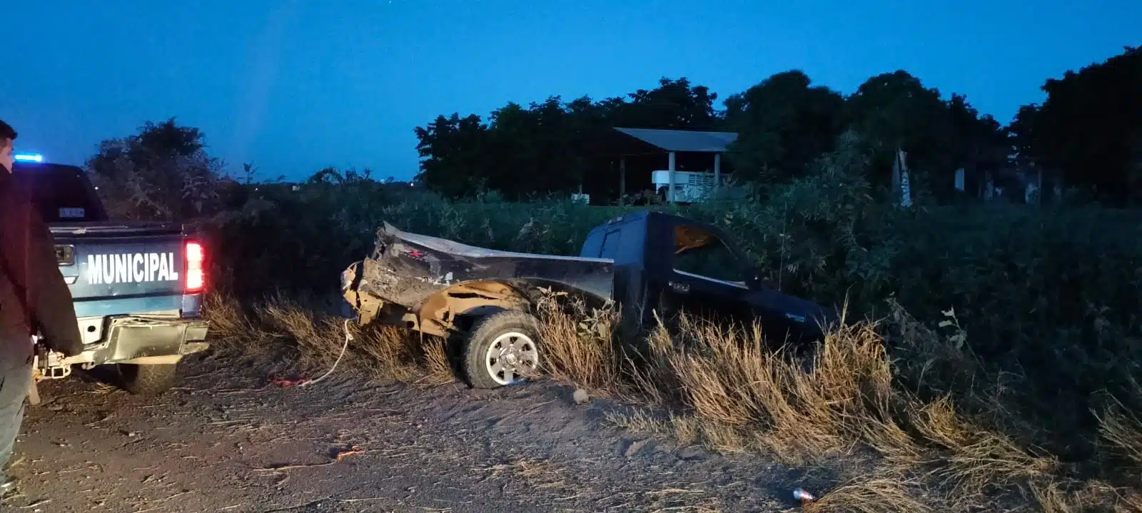 Joven pierde control de camioneta y se sale de camino Guasave