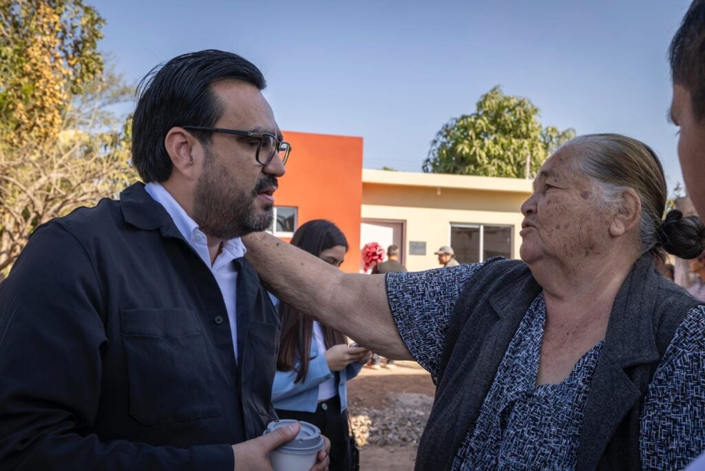 Juan de Dios Gámez entrega acciones de vivienda a habitantes de Culiacancito