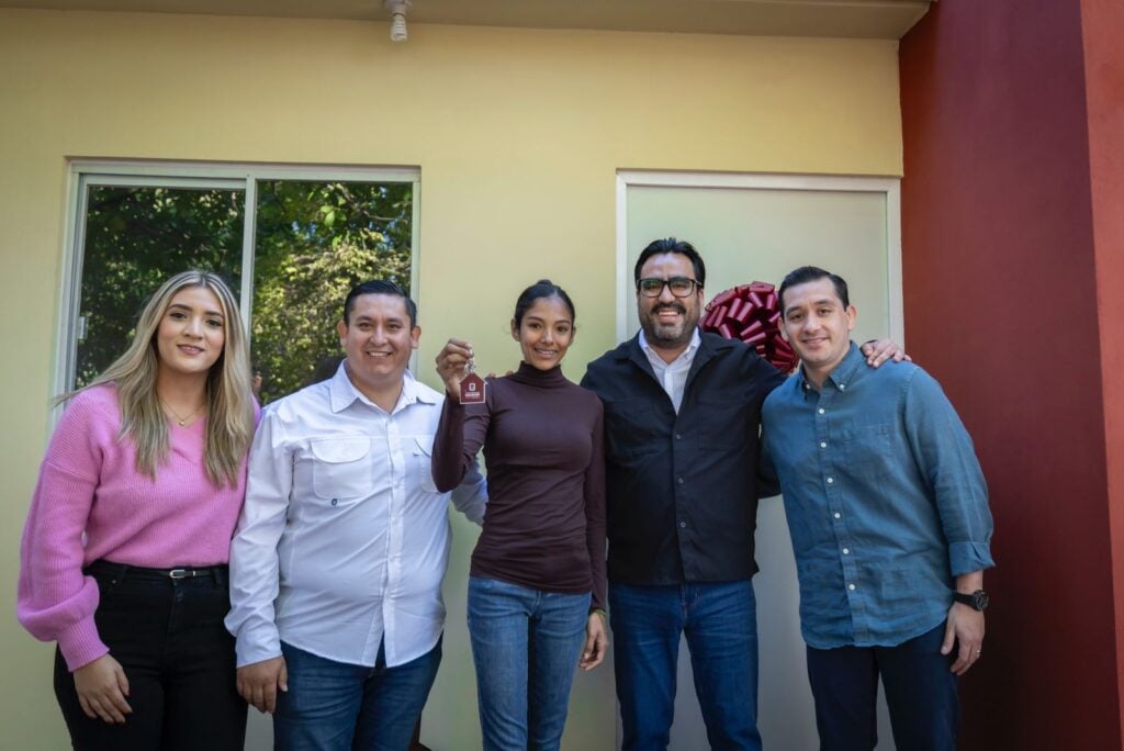 Juan de Dios Gámez entrega acciones de vivienda a habitantes de Culiacancito