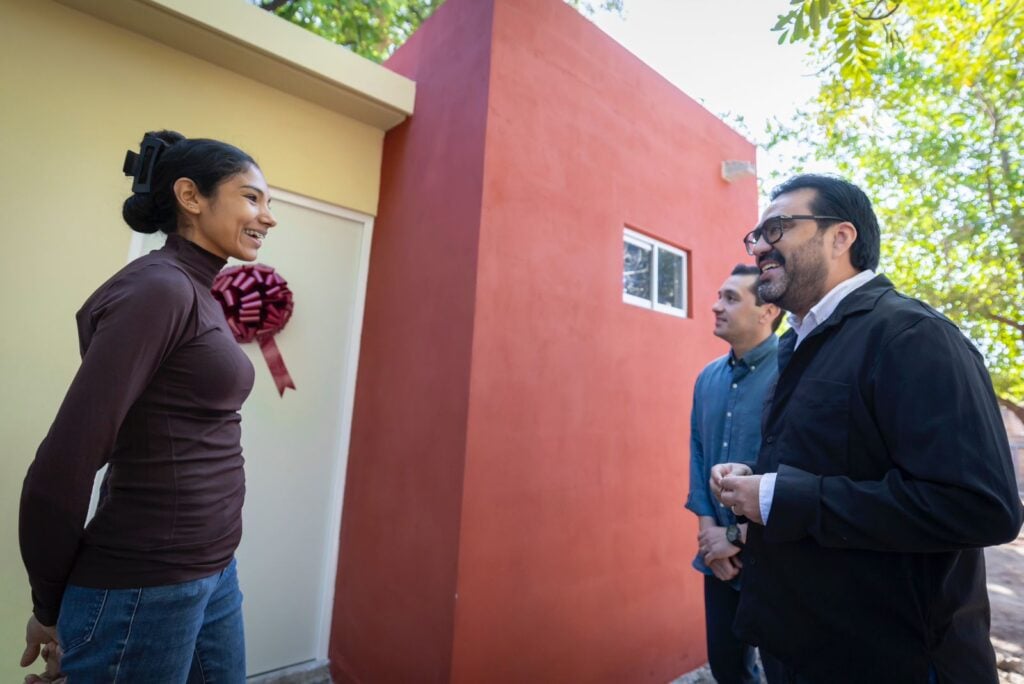 Juan de Dios Gámez entrega acciones de vivienda a habitantes de Culiacancito