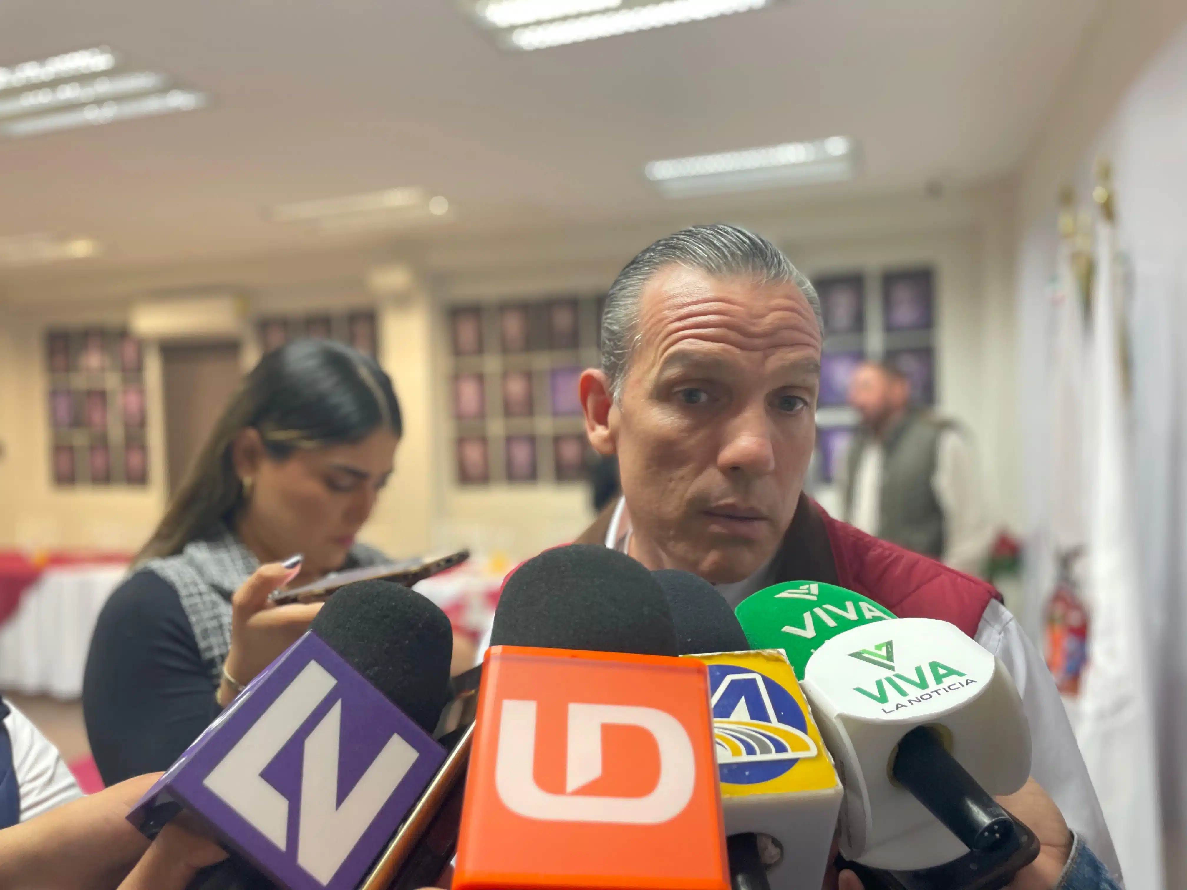 Julio César Romanillo Montoya, Secretario de Seguridad Pública y Protección Ciudadana en Ahome, habla con los medios de comunicación de Sinaloa