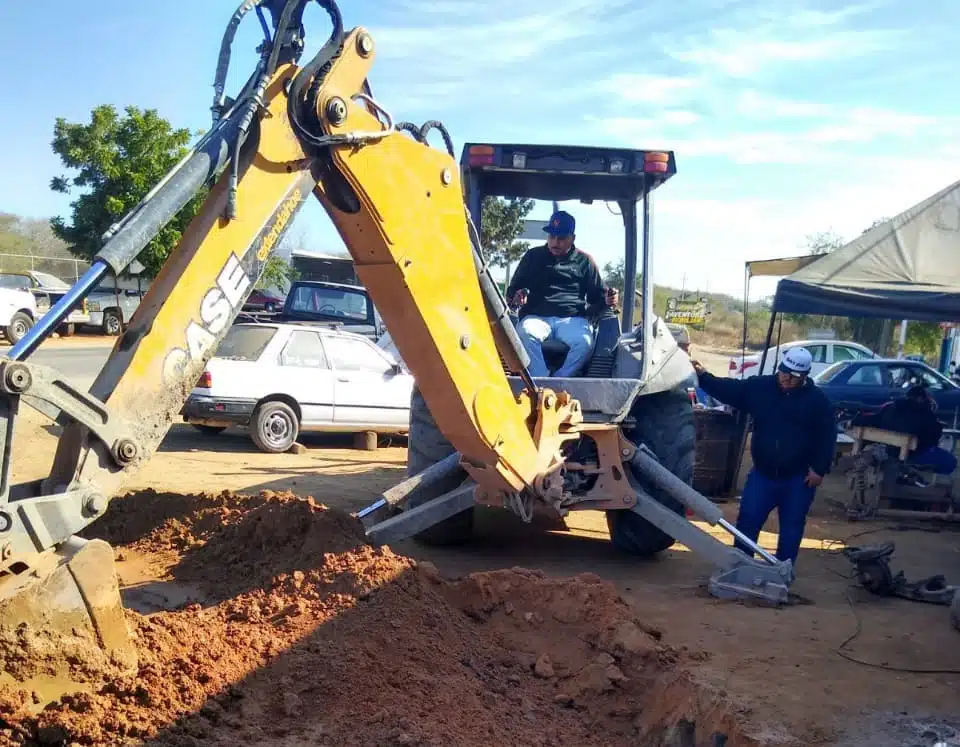  Trabajadores del Distrito Playas de la Gerencia de Operación reparan la tubería dañada en la sindicatura de El Habal