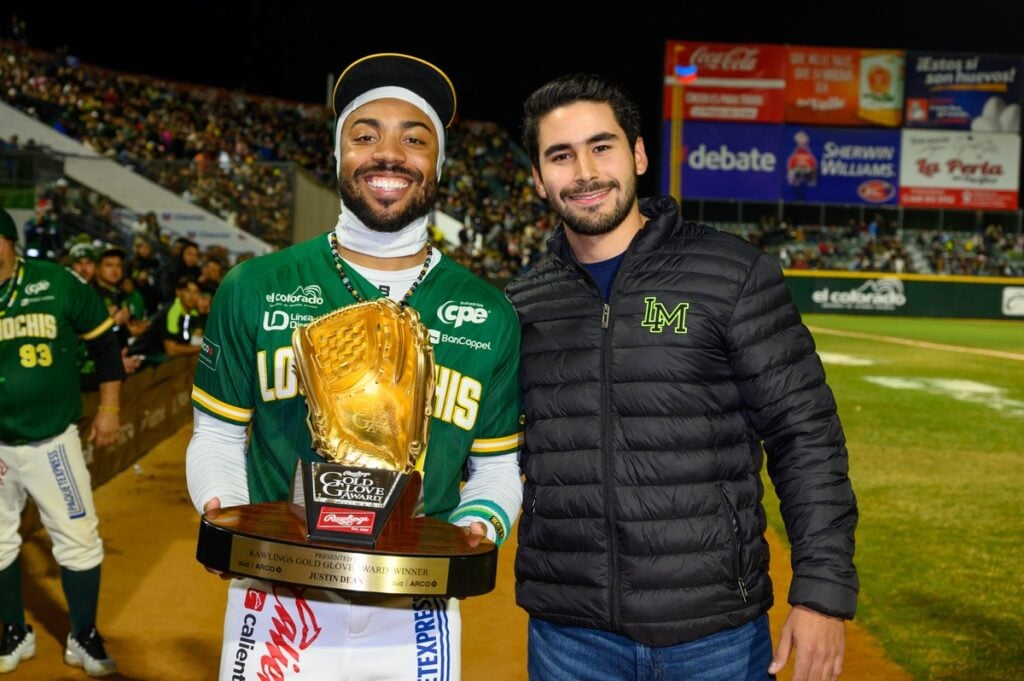 Justin Dean recibió su Guante de Oro que ganó como defensivo en el jardín derecho, en la anterior edición 2023-2024