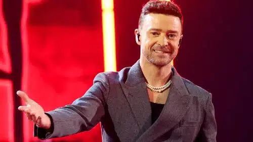 Justin Timberlake sufre incidente de vestuario en pleno concierto y se vuelve viral