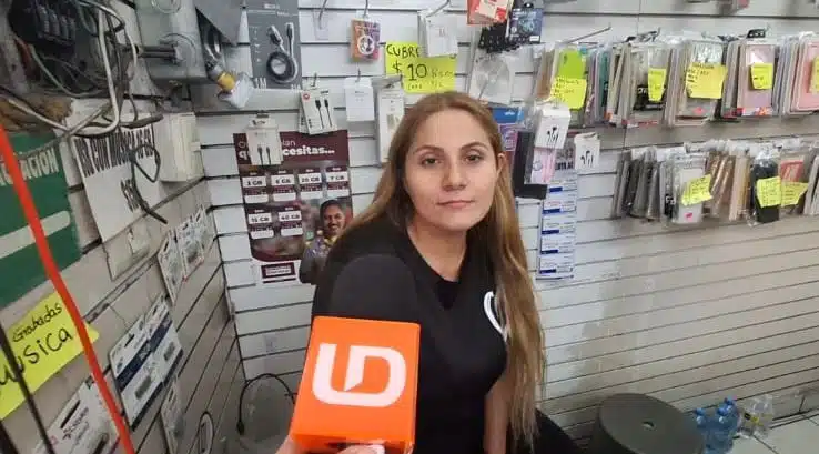 Karina, joven empleada de una tienda de tecnología y celulares.